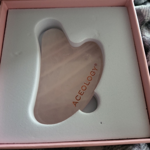 ACEOLOGY Rose Quartz Gua Sha Facial Massager - Picture 3 of 3